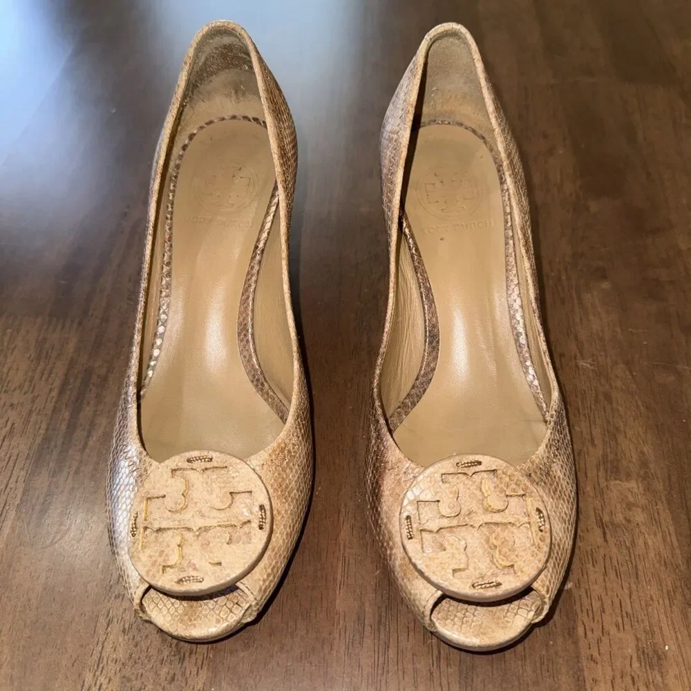 Tory Burch Julianne Snake Print Peep Toe Wedge Heels Logo Medallion 6.5M Leather